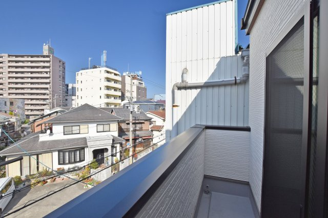 大阪市淀川区新北野3丁目新築戸建のバルコニー|バルコニーは洗濯物を干すだけでなく、のんびりと過ごしたりもできます。