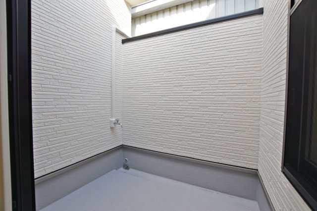 大阪市淀川区新北野3丁目新築戸建のバルコニー|バルコニーでミニガーデニングなんかしてみるのもいいですね。