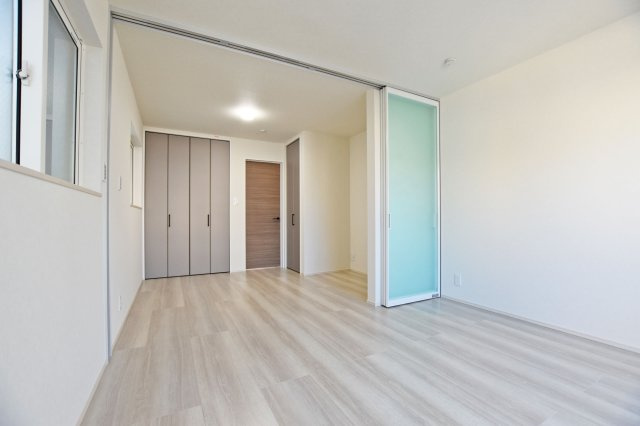 大阪市淀川区新北野3丁目新築戸建の洋室|部屋の仕切りを開放すれば一体利用も可能な洋室です。