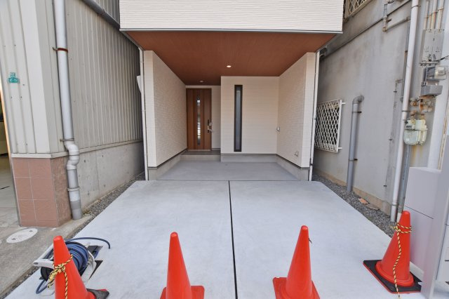 大阪市淀川区新北野3丁目新築戸建の外観|車庫スペース