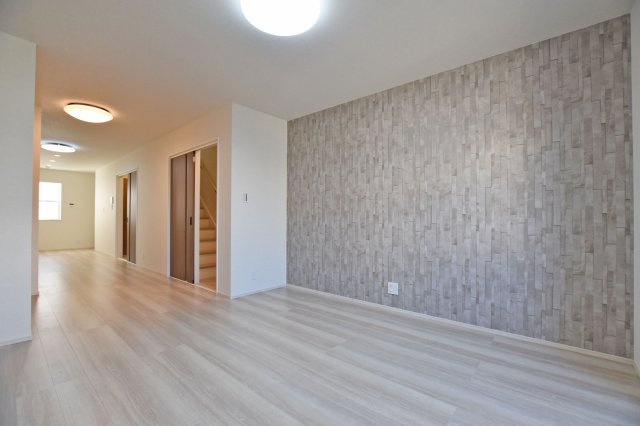 大阪市淀川区新北野3丁目新築戸建の居間・リビング|アクセントクロスが目を引くリビングは様々な家具を配置しても映えるデザインです。