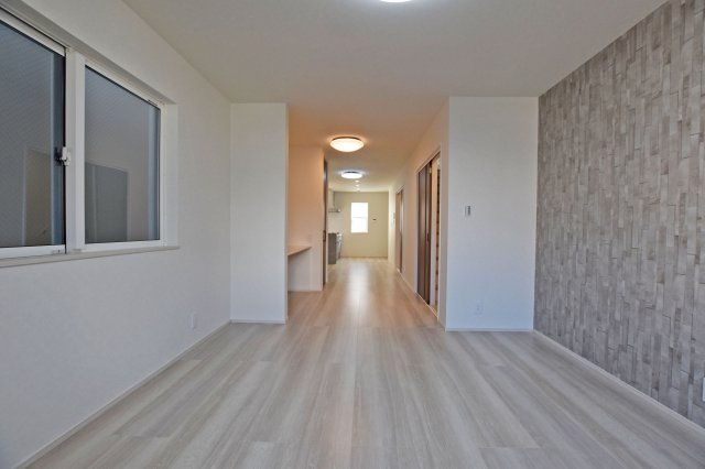 大阪市淀川区新北野3丁目新築戸建の居間・リビング|縦に長いリビングは家具の配置がしやすく、実生活がイメージしやすいのが◎