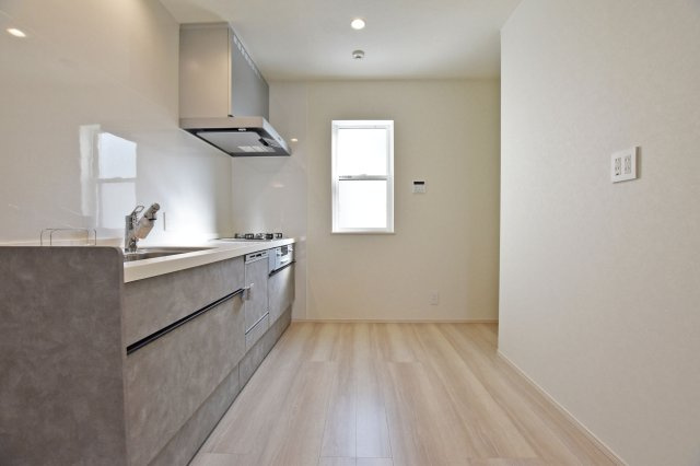 大阪市淀川区新北野3丁目新築戸建のキッチン|キッチンスペースは食器棚や冷蔵庫を配置しても余裕の広さ。奥にはパントリーもあり非常に便利です。