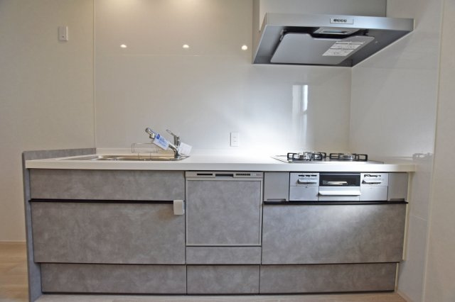 大阪市淀川区新北野3丁目新築戸建のキッチン|キッチンはもちろん食洗器付き。食事後ゆっくりしたいときの洗い物もラクラクですね。