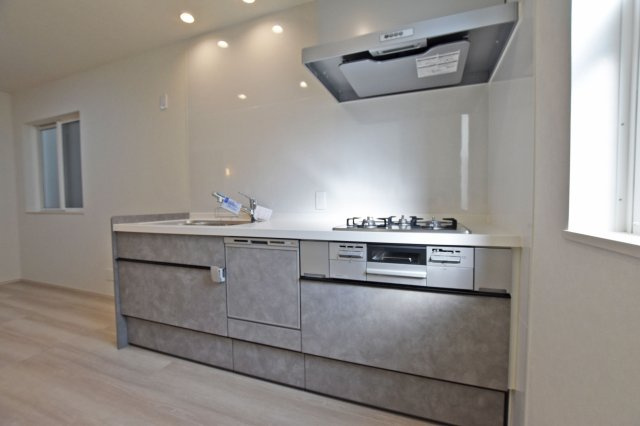 大阪市淀川区新北野3丁目新築戸建のキッチン|広いワークトップは料理の盛り付けに便利。シンク下の収納スペースには大きな鍋もスッポリ入ります。