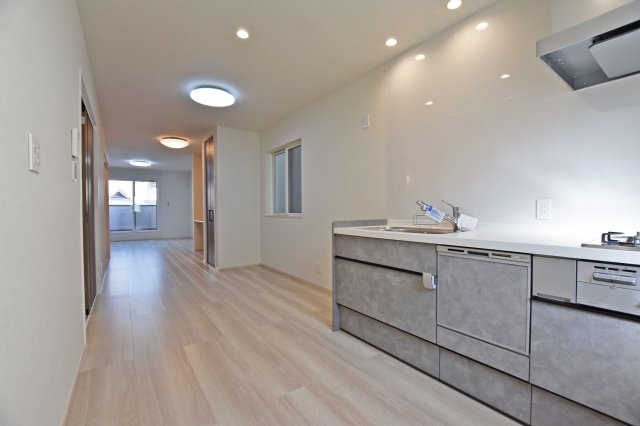 大阪市淀川区新北野3丁目新築戸建のキッチン|独立タイプのキッチンは料理中の匂いや煙がリビングに行きにくいのが◎