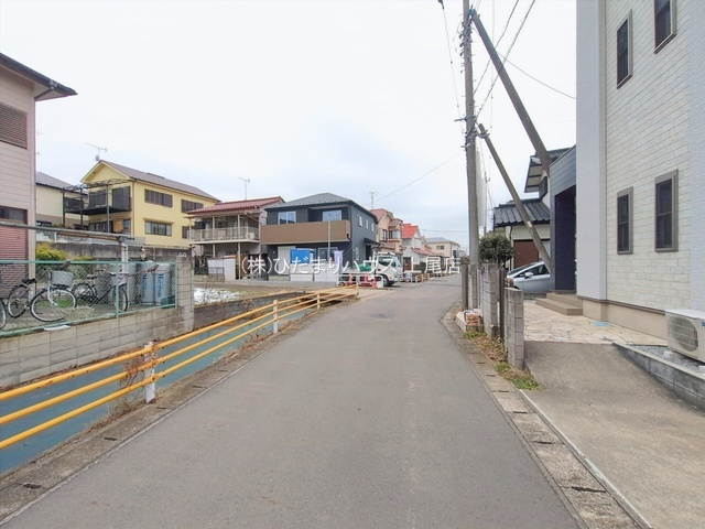 蓮田市東　新築戸建　リーブルガーデン01の前面道路含む現地写真
