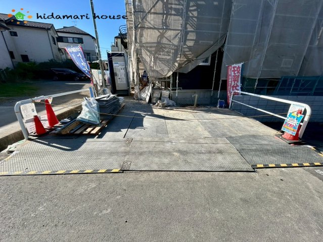 蓮田市東　新築戸建　リーブルガーデン01の前面道路含む現地写真