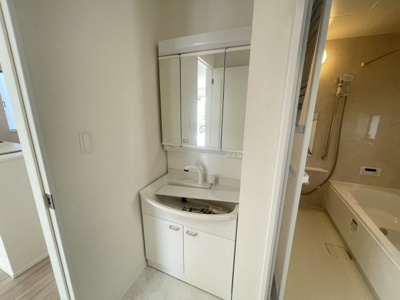 【独立洗面台】 | 読谷村上地（全3棟）B号棟 | B号棟　三面鏡付き洗髪洗面化粧台♪