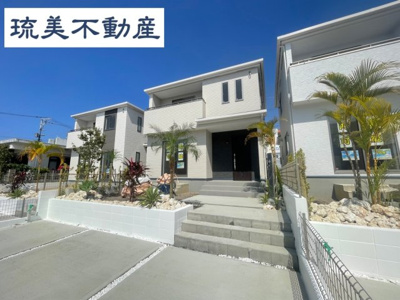 【外観】 | 読谷村上地（全3棟）B号棟 | B号棟　並列駐車3台可♪素敵な植栽が映えるお庭付き♪