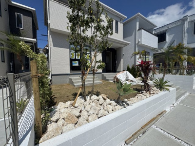 【外観】 | 読谷村上地（全3棟）B号棟 | B号棟　並列駐車3台可♪素敵な植栽が映えるお庭付き♪