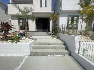 【エントランス】 | 読谷村上地（全3棟）B号棟 | B号棟　ヤシの木がリゾート感を演出♪