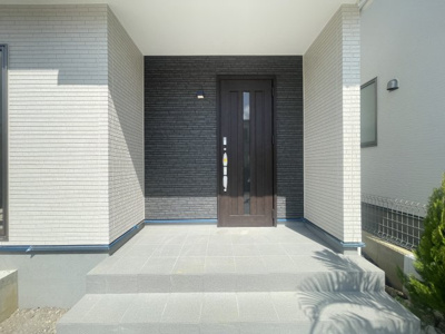 【玄関】 | 読谷村上地（全3棟）B号棟 | B号棟　ゆとりある玄関♪スマートキー付き♪