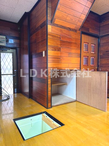 【収納】 | 売主/中古戸建/川越市大字下赤坂 | 1F/階段下収納・床下収納