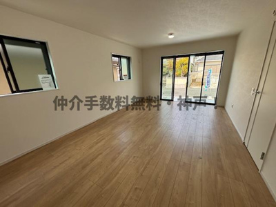 【居間・リビング】 | 神戸市西区竹の台5丁目　新築戸建1号棟　仲介手数料無料！ | こちらの居間で趣味の時間をお楽しみください