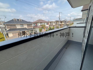 【バルコニー】 | 神戸市西区竹の台5丁目　新築戸建1号棟　仲介手数料無料！ | 外からの目が気にならないバルコニーで洗濯物が干せます