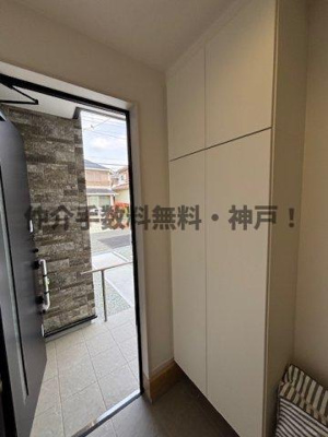 【玄関】 | 神戸市西区竹の台5丁目　新築戸建1号棟　仲介手数料無料！ | 収納もある玄関です