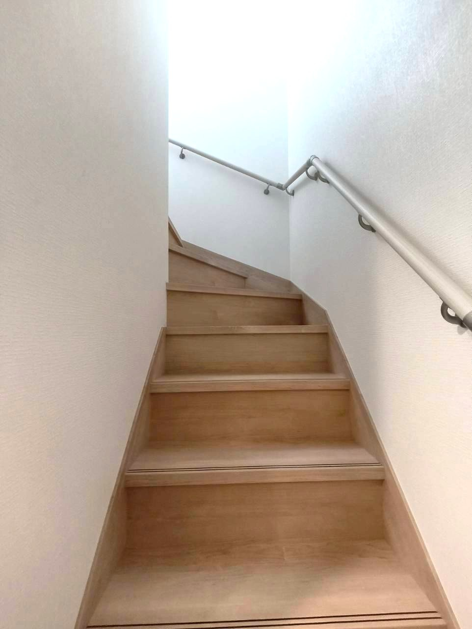 クレイドルガーデン　東区八反田第6　2号棟の内装|空間を有効活用したおしゃれな曲線階段です