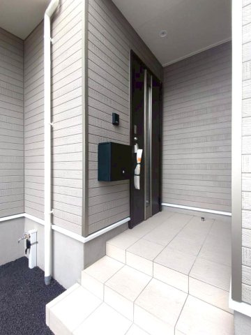 クレイドルガーデン　東区八反田第6　2号棟のエントランス|黒と白を基調としたツートンの玄関です