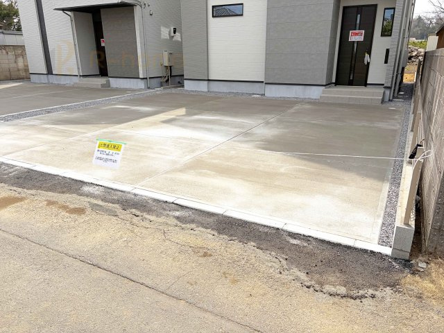 土浦市桜町2期　新築戸建て　1号棟の駐車場|カースペースは3台完備。ゲスト用のスペースも確保できますね♪