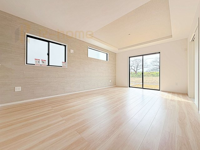 土浦市桜町2期　新築戸建て　1号棟の居間・リビング|折上天井の開放的なリビング！アクセントクロスがお洒落なくつろぎ空間♪