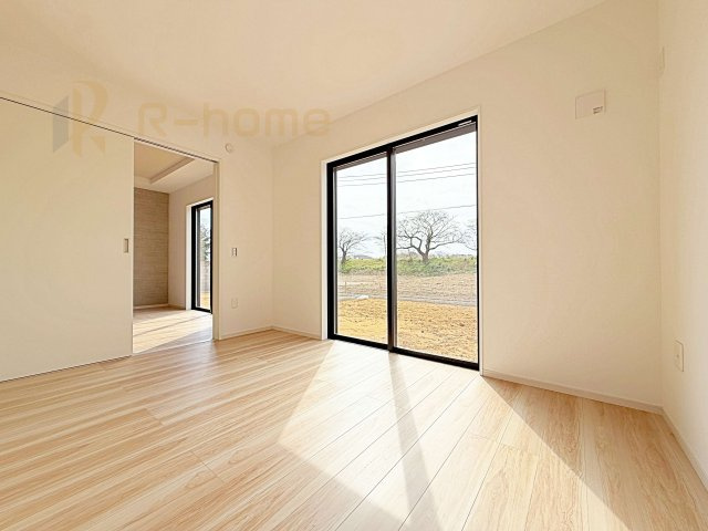 土浦市桜町2期　新築戸建て　1号棟の和室|1階洋室はゲストルーム、キッズスペースとしても利用可能♪
開放してリビングと繋げればゆとりの大空間！