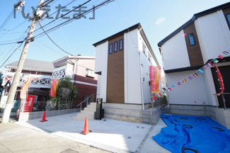 【外観パース】 | 【仲介手数料無料！！】日野市大坂上1丁目　新築戸建て（全2棟）No1号棟　6490万円 | 本パースは、イメージ図につき、風景、建物、植栽などについては施工後の現物との差異が生じます
つきまして本パースによって生じたいかなる損害については一切責任を負いません