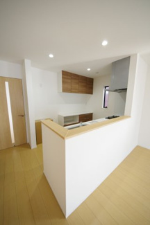 【外観】 | 【仲介手数料無料！！】日野市大坂上1丁目　新築戸建て（全2棟）No1号棟　6490万円 | 令和７年11月21日撮影　建築中