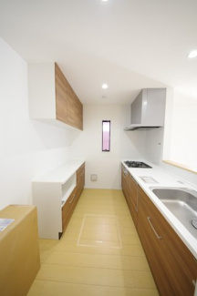 【前面道路含む現地写真】 | 【仲介手数料無料！！】日野市大坂上1丁目　新築戸建て（全2棟）No1号棟　6490万円 | 令和７年11月21日撮影　建築中