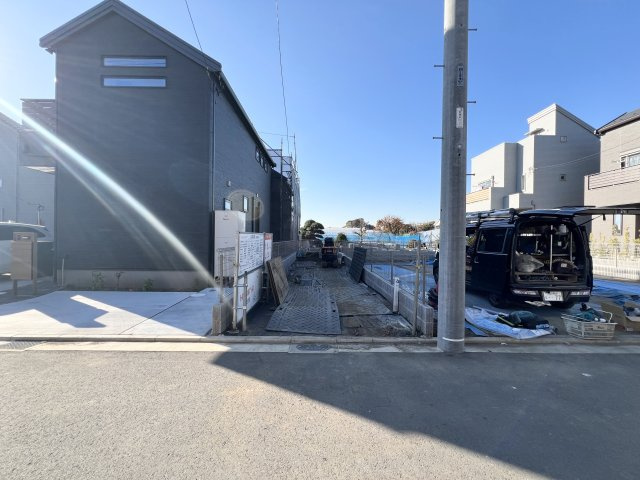 立川市西砂町１丁目　新築戸建　全1棟　の前面道路含む現地写真