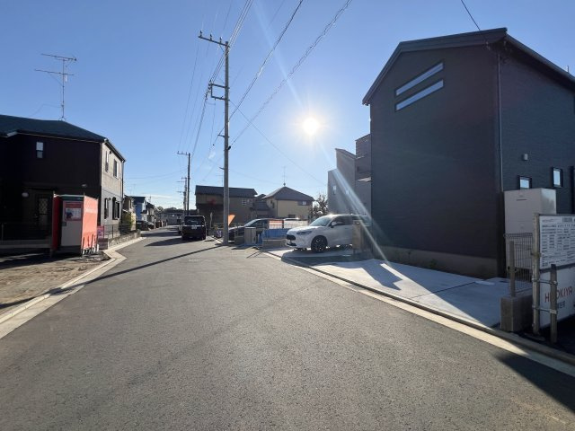 立川市西砂町１丁目　新築戸建　全1棟　の前面道路含む現地写真