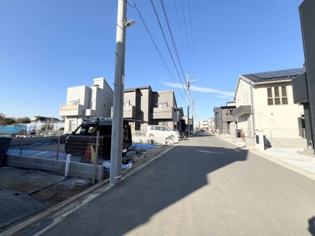 立川市西砂町１丁目　新築戸建　全1棟　の前面道路含む現地写真