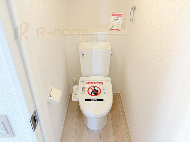 土浦市桜町2期　新築戸建て　2号棟のトイレ|温水洗浄便座付きのトイレ。
トイレが２ヵ所設置で朝の忙しい時間でも安心です。