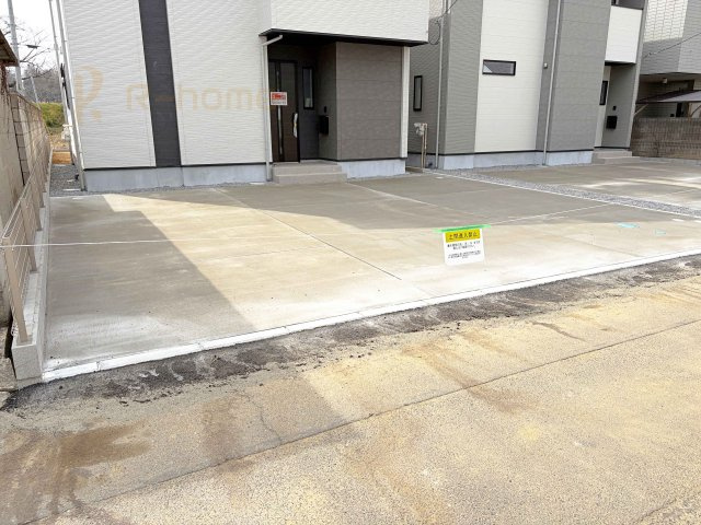 土浦市桜町2期　新築戸建て　2号棟の駐車場|カースペースは3台完備。ゲスト用のスペースも確保できますね♪
