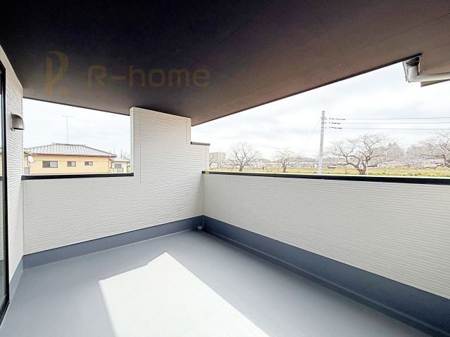 土浦市桜町2期　新築戸建て　2号棟のバルコニー|急な雨でも安心のインナーバルコニー♪忙しいご夫婦も大満足♪