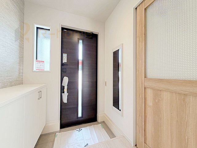 土浦市桜町2期　新築戸建て　2号棟の玄関|気持ちよくご家族やゲストをお迎えできる玄関♪お出かけ時に便利なミラー付きです！