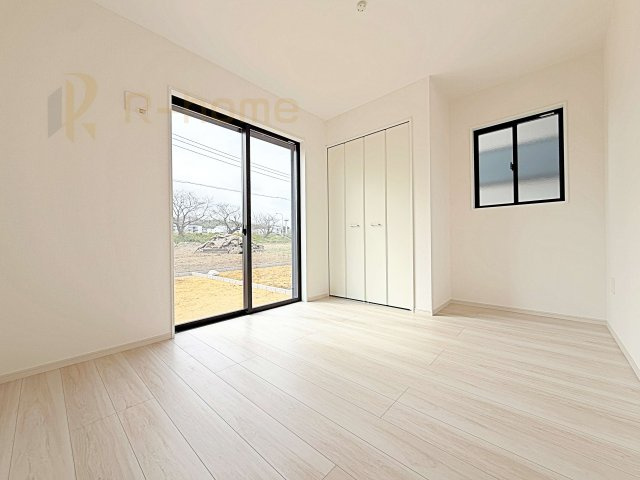 土浦市桜町2期　新築戸建て　2号棟の洋室|1階洋室はゲストルーム、キッズスペースとしても利用可能♪
開放してリビングと繋げればゆとりの大空間！
