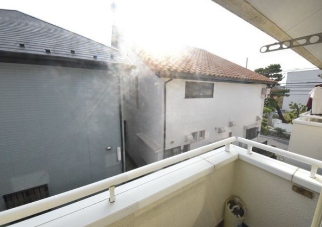 杉並区南荻窪２丁目のアパートのバルコニー