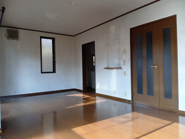 【居間・リビング】 | 藤沢台５丁目 戸建 | 日当たり良好のリビング・ダイニング