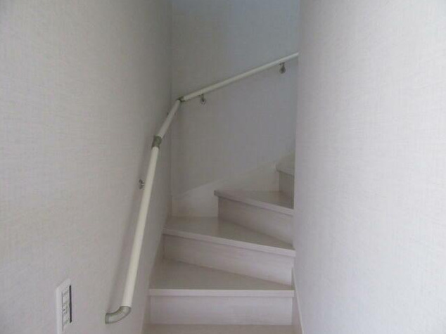 南アルプス市荊沢の新築一戸建のその他|手すり付き階段