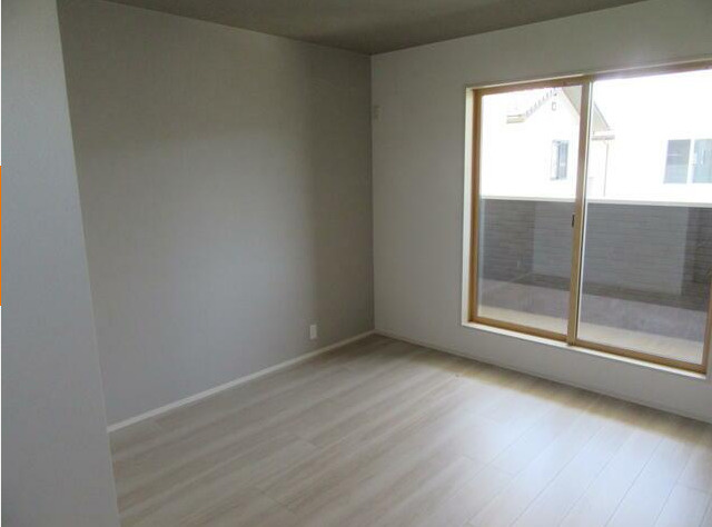 南アルプス市荊沢の新築一戸建の洋室|たっぷり収納できるWIC付き