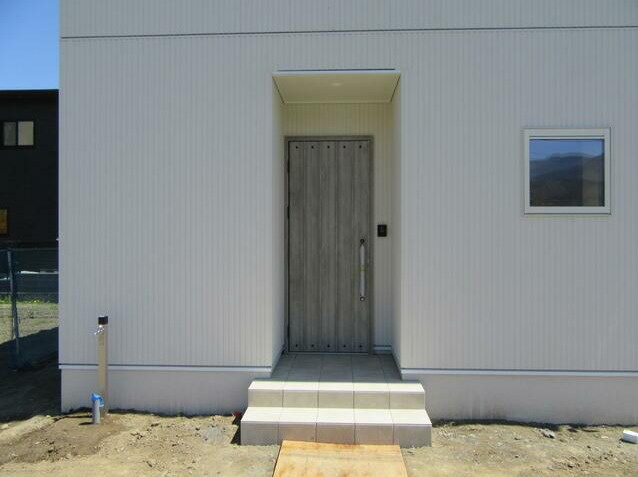 南アルプス市荊沢の新築一戸建の玄関|人感センサー付き照明