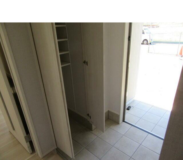 南アルプス市荊沢の新築一戸建の玄関|玄関収納付き