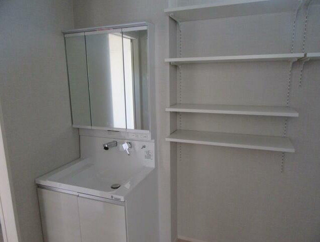 南アルプス市荊沢の新築一戸建の独立洗面台|洗面化粧台3面鏡　棚付き