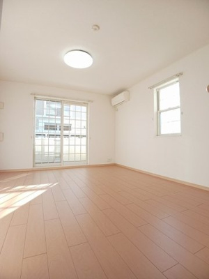 【居間・リビング】 | セイバリーＥ | 内装は落ち着いています