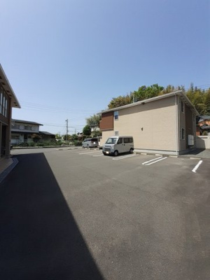 【駐車場】 | トップヒルⅡ | 駐車場があるので、車を買う予定の方も安心です