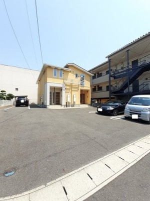 【駐車場】 | ライズ | 駐車場があるので、車を買う予定の方も安心です