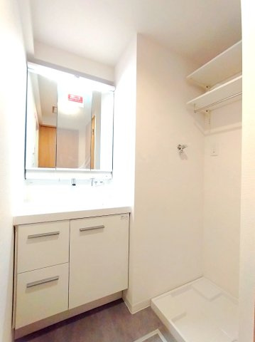 シャーレー原宿の独立洗面台|独立洗面台、小物を置くことができて便利です