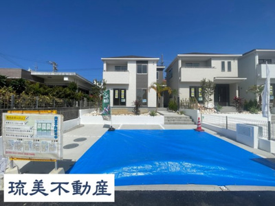 【外観】 | 読谷村上地（全3棟）A号棟 | A号棟　並列駐車3台可♪素敵な植栽が映えるお庭付き♪