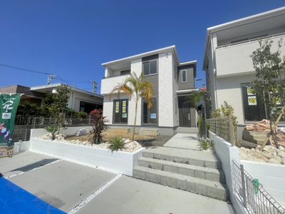 【外観】 | 読谷村上地（全3棟）A号棟 | A号棟　並列駐車3台可♪素敵な植栽が映えるお庭付き♪